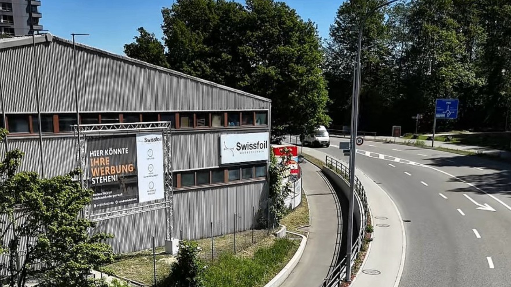 Werbetafel an der Luzernstrasse in Zuchwil, Blick über die Fahrbahn