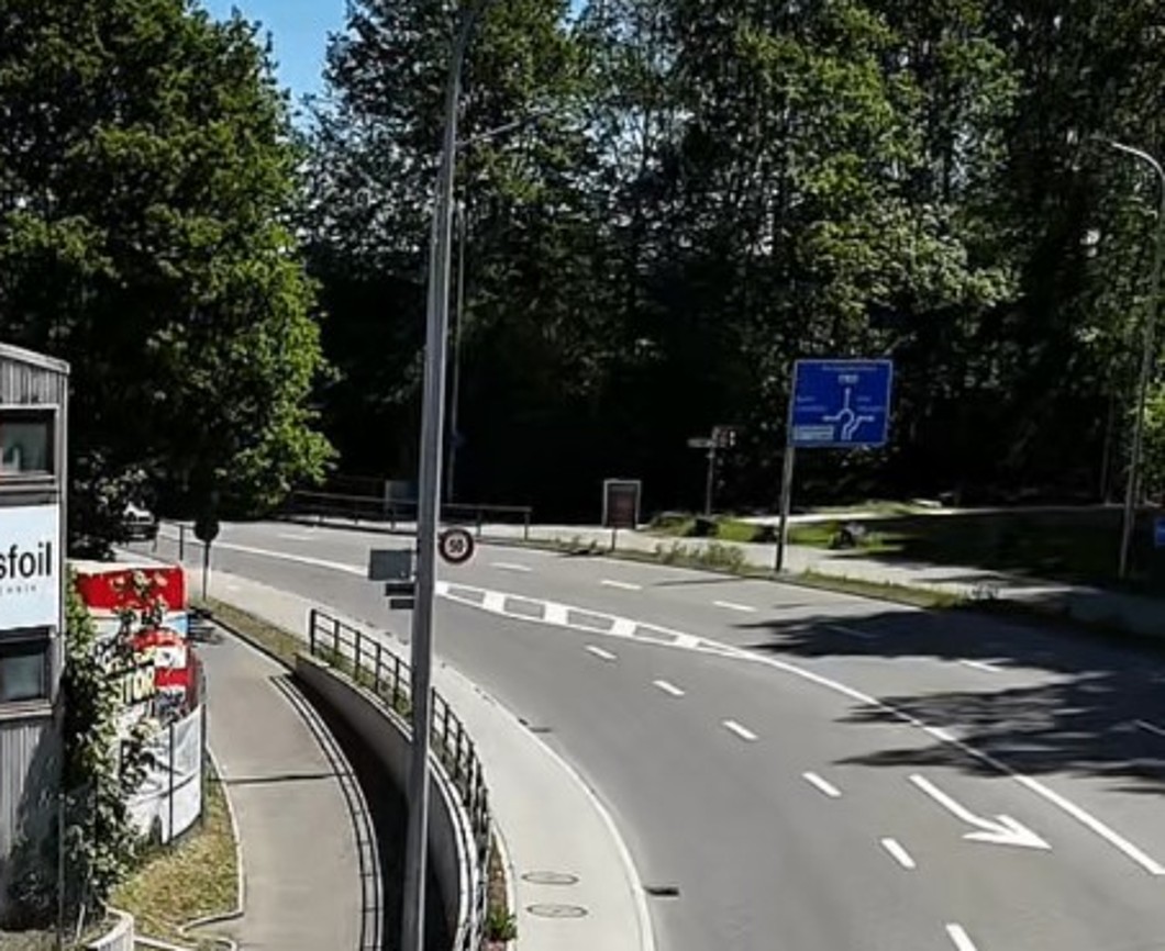 Blickrichtung Kreuzplatz – Strassenraum, Trottoir und Umgebung des Standorts.
